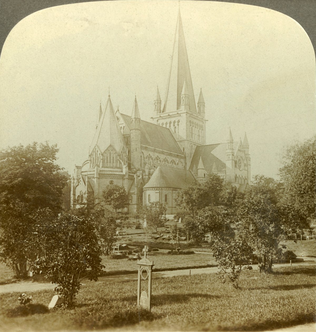 Trondhjems domkirke, hvis tradisjoner strekker seg åtte århundrer tilbake, Norge, c1905. av Unbekannt