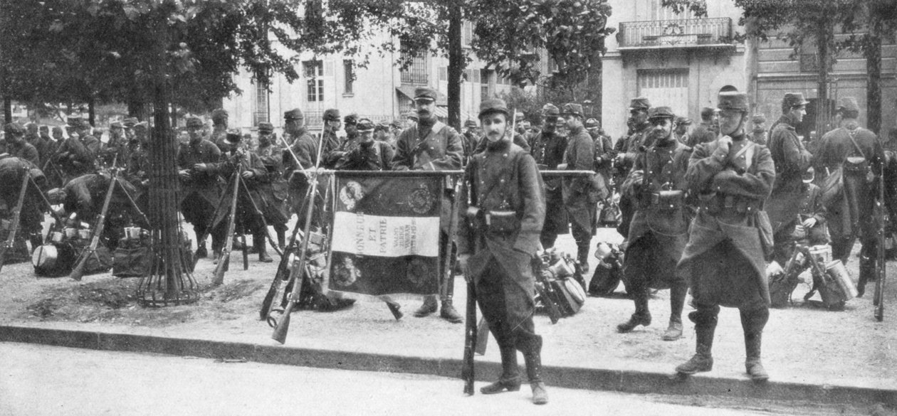 Tropper og flagg til det franske 102. infanteriet, Saint-Francois-Xavier, Paris, Frankrike, august 1914 av Unbekannt