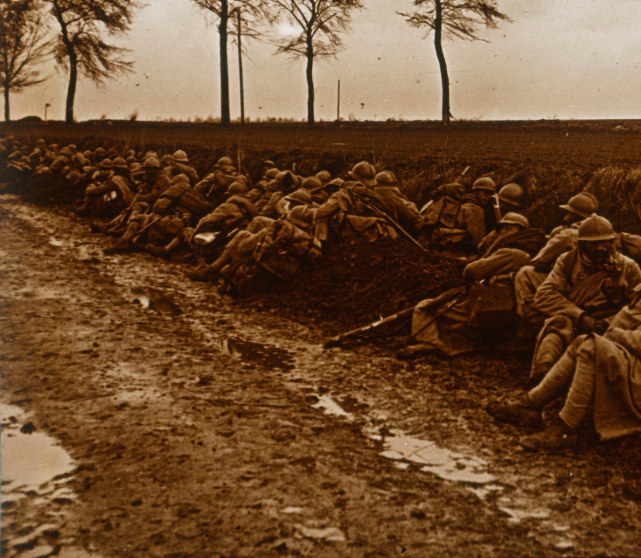 Tropper ved siden av veien, c1914-c1918 av Unbekannt