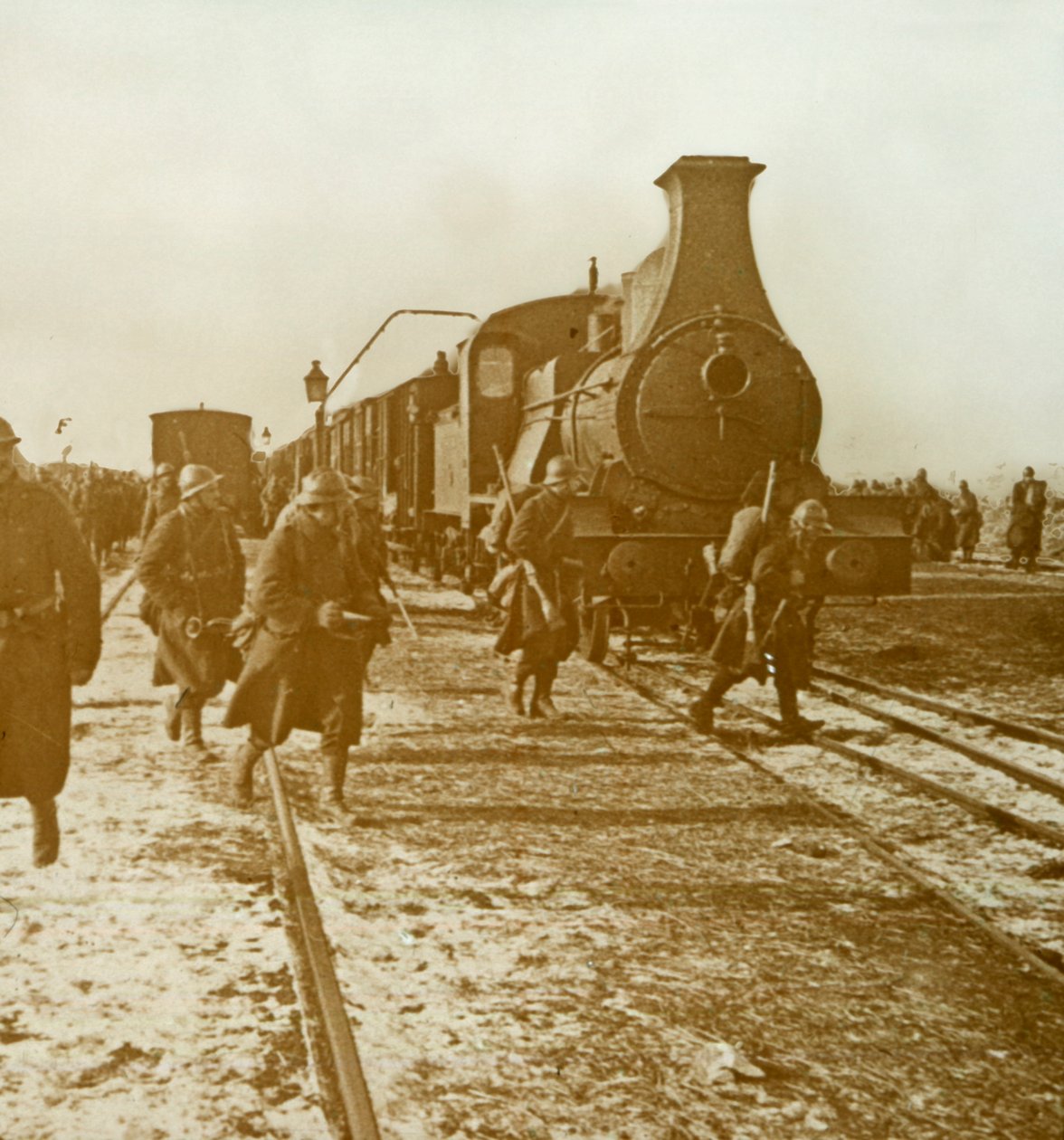 Tropper går i land fra damptog, c1914-c1918 av Unbekannt