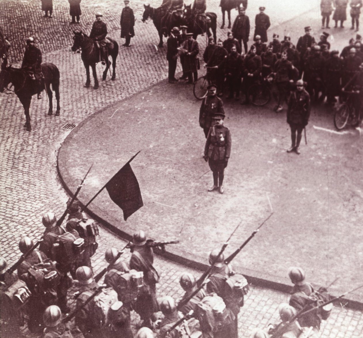 Tropper marsjerte, Aachen, Tyskland, c1914-c1918 av Unbekannt