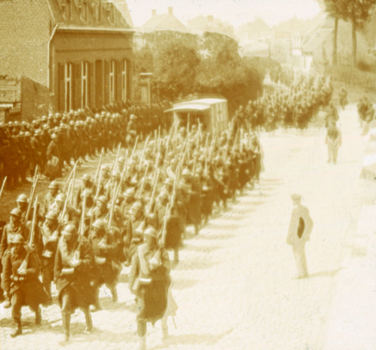Tropper marsjerte, Alveringem, Flandern, Belgia, c1914-c1918 av Unbekannt