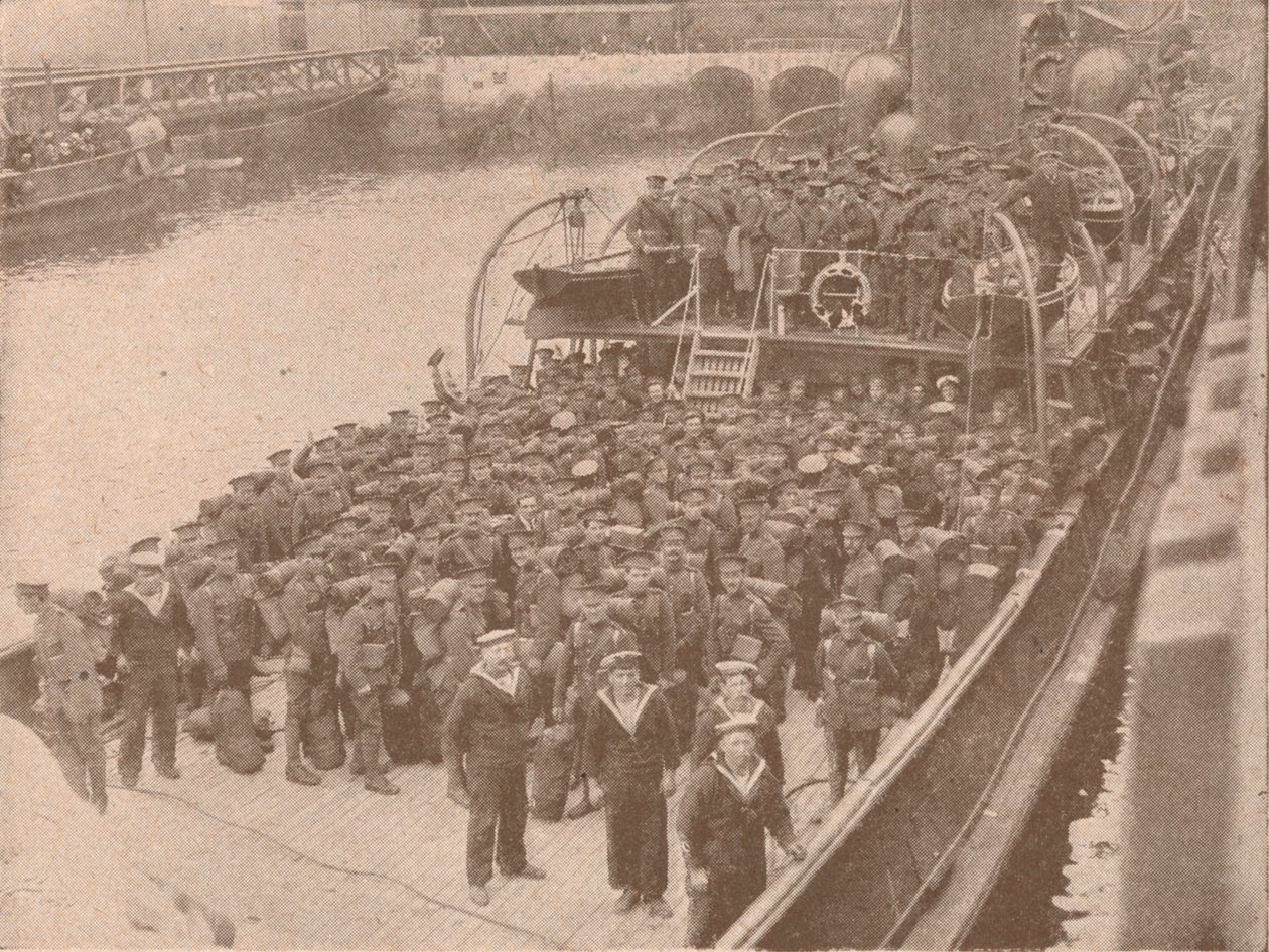 Tropper om bord på en kanaltransport, c1915 1928 av Unbekannt