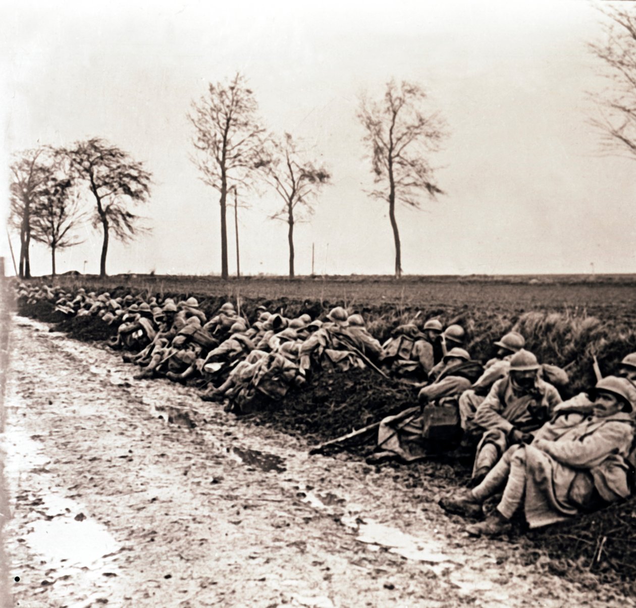 Tropper hviler ved siden av en vei, Nord-Frankrike, c1914-c1918 av Unbekannt