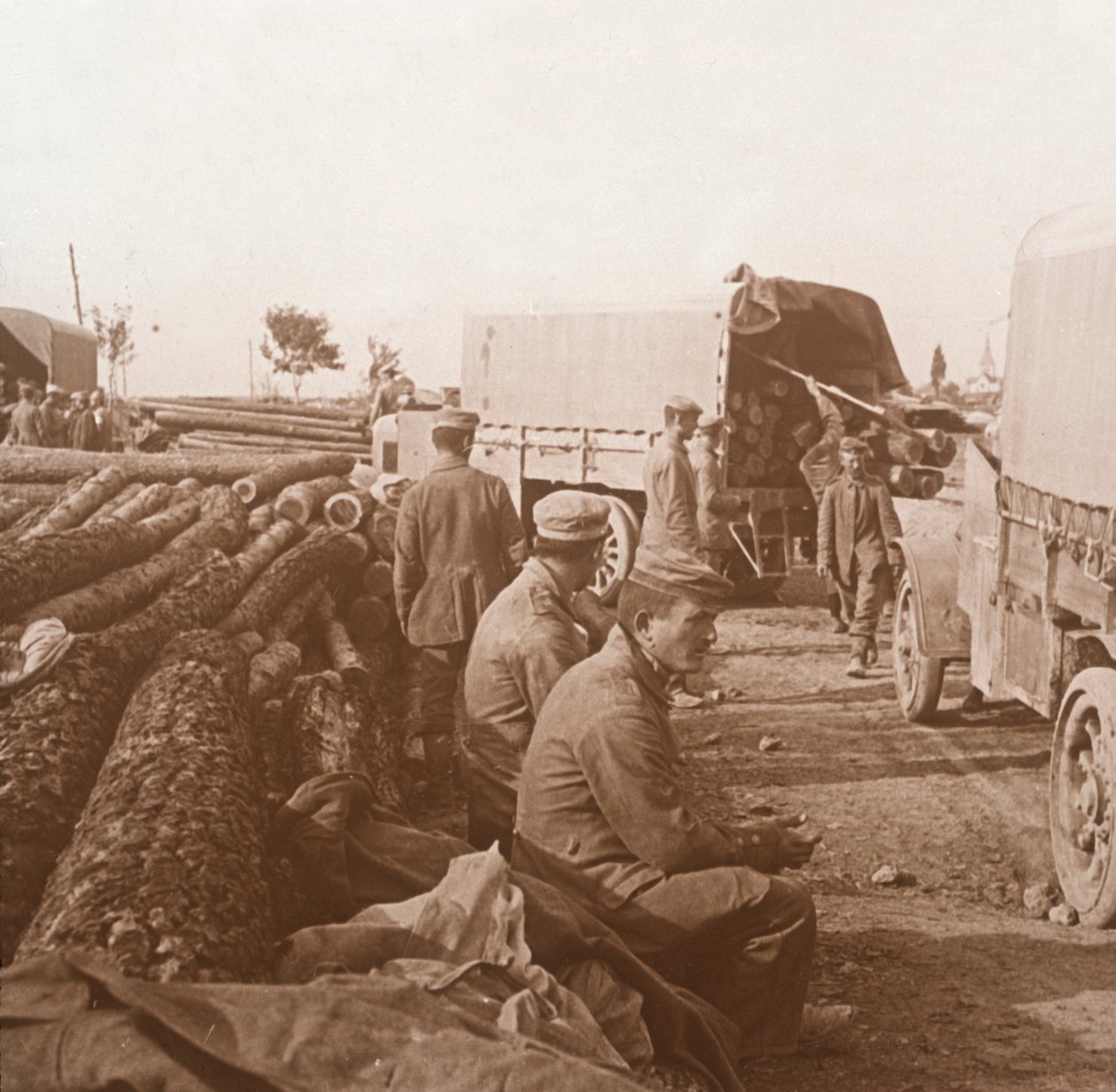 Lastebiler på Voie Sacrée, Verdun, Nord-Frankrike, c1914-c1918. av Unbekannt