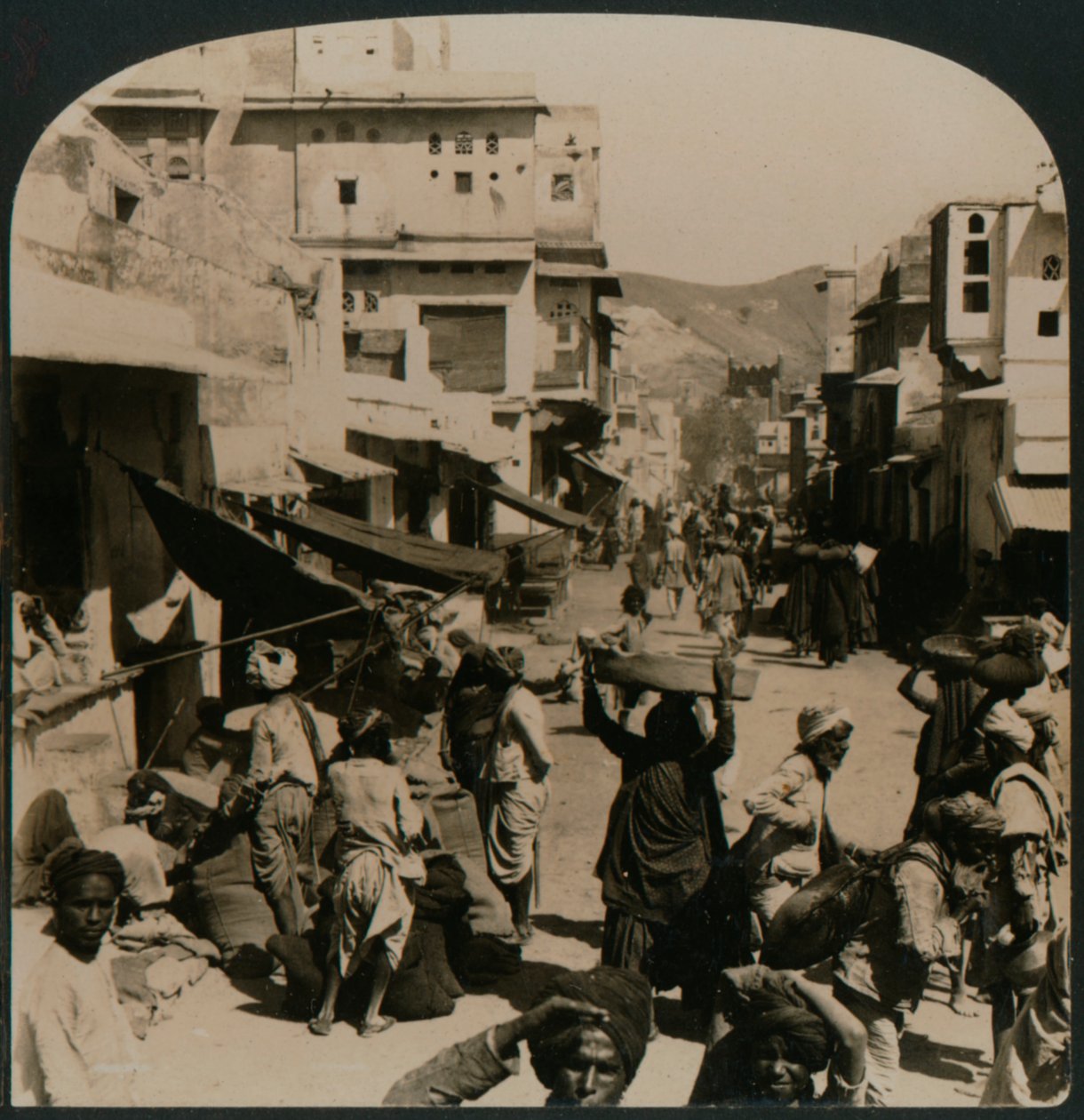 Truly Oriental - en gate i den gamle byen Ajmere, India, 1907 av Unbekannt