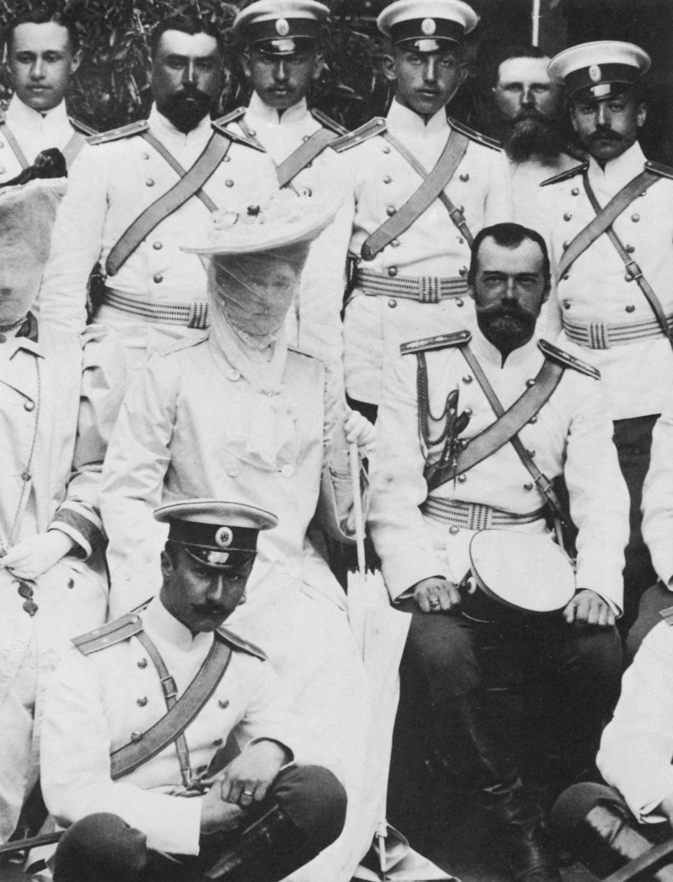 Tsar Nicholas II og Tsarina Alexandra Fyodorovna fra Russland med en gruppe hæroffiserer, c1904 av Unbekannt