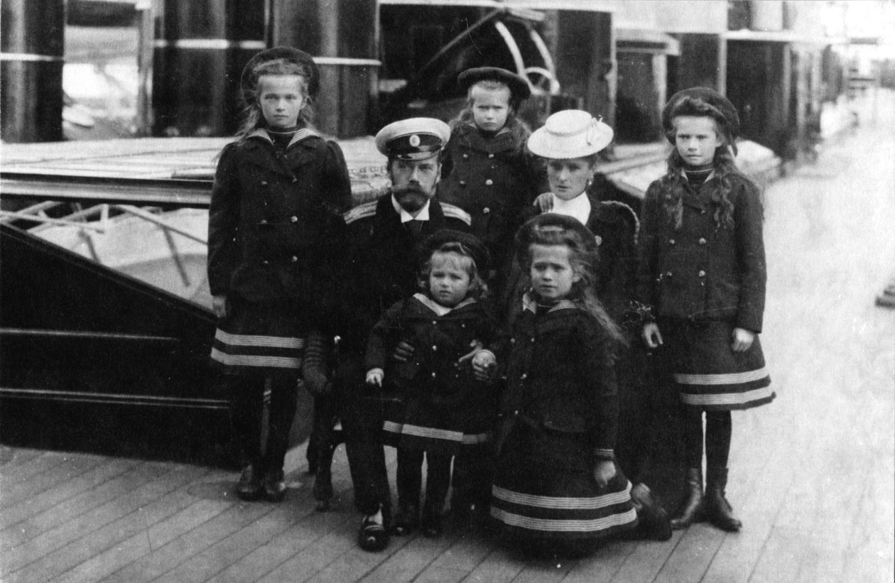 Tsar Nicholas II og Tsarina Alexandra av Russland og deres barn, 1907. av Unbekannt