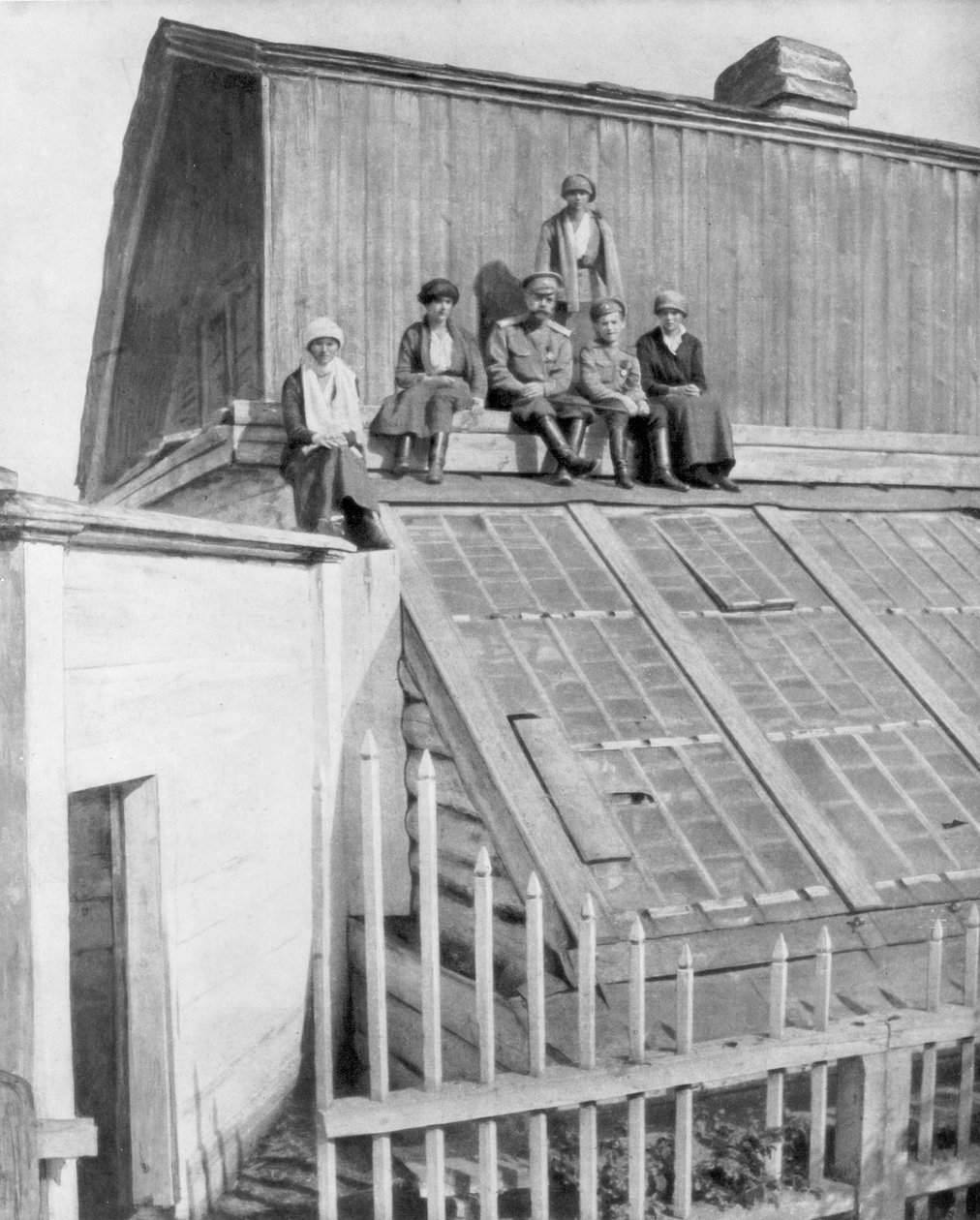 Tsar Nicholas II og hans barn sitter på et drivhus, Tobolsk, Sibir, Russland, 1917 av Unbekannt