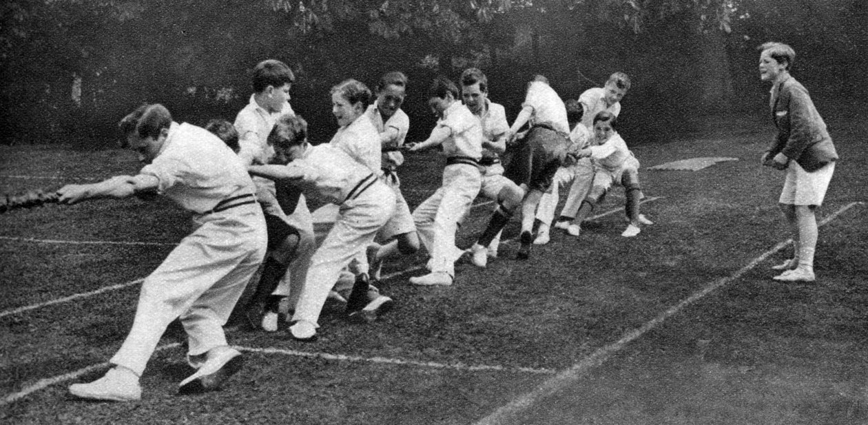 Tautrekking på Mill Hill Junior School sportsdag, London, 1926-1927 av Unbekannt