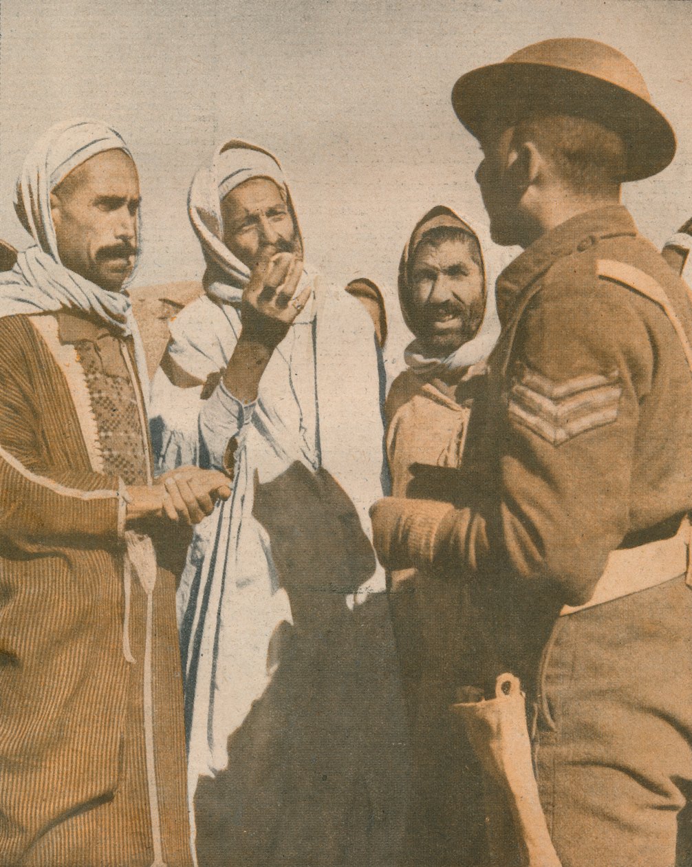 Tunisiske arabere ønsker en britisk sersjant velkommen i Chaouach, 1943 av Unbekannt