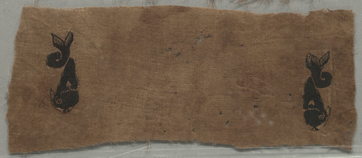 To fragmenter fra en gardin: Delfiner, 400-500-tallet. av Unbekannt