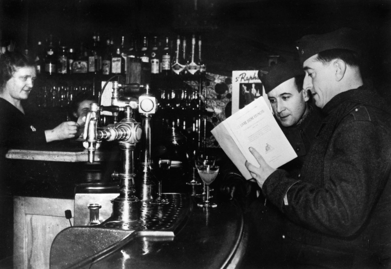 To franske soldater i permisjon på en kafé, c1939-1940 av Unbekannt