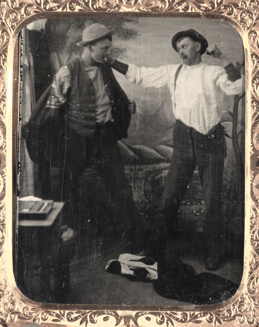 To menn iscenesetter en kamp i et studio, ca. 1860. av Unbekannt