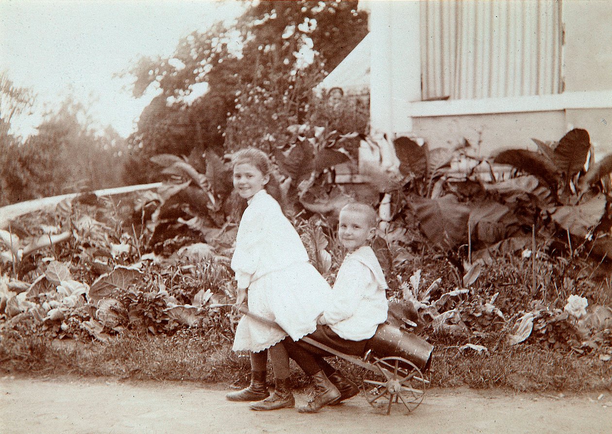 To barn som leker utendørs, 1890-tallet av Unbekannt