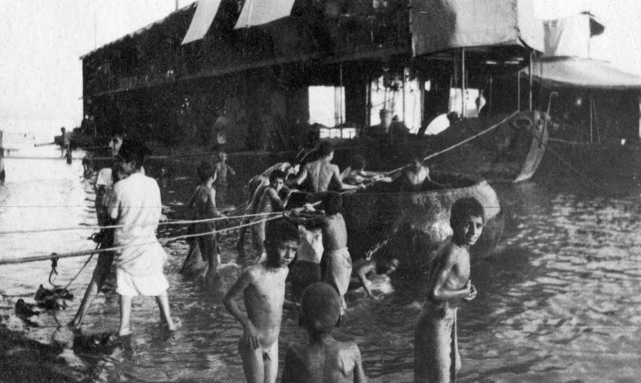 Todekker lekter brukt til å flytte britiske tropper oppover Tigris fra Amarah til Bagdad, 1918 av Unbekannt