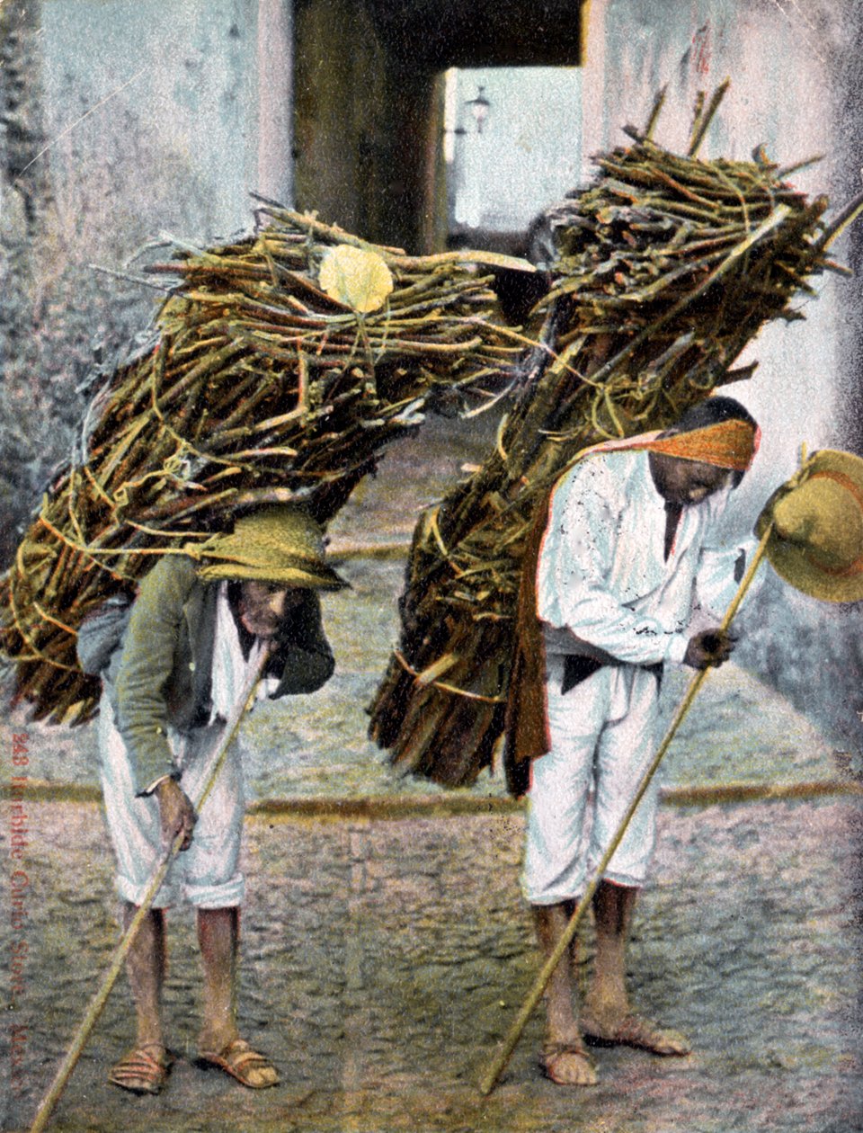 To menn som bærer trebunter på ryggen, Mexico, tidlig på 1900-tallet av Unbekannt