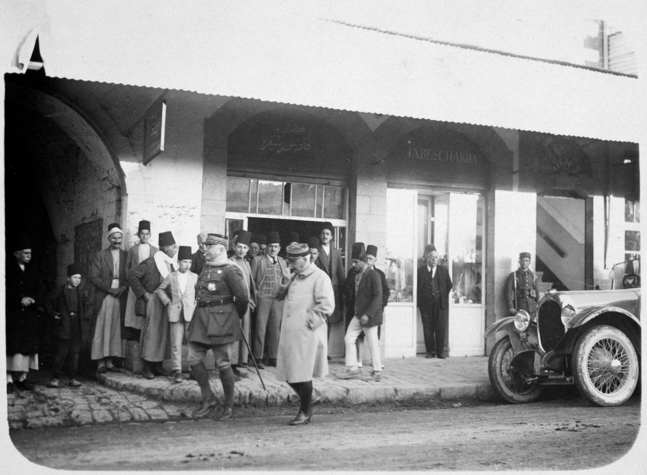 To offiserer fra den franske fremmedlegionen, Syria, 1900-tallet av Unbekannt