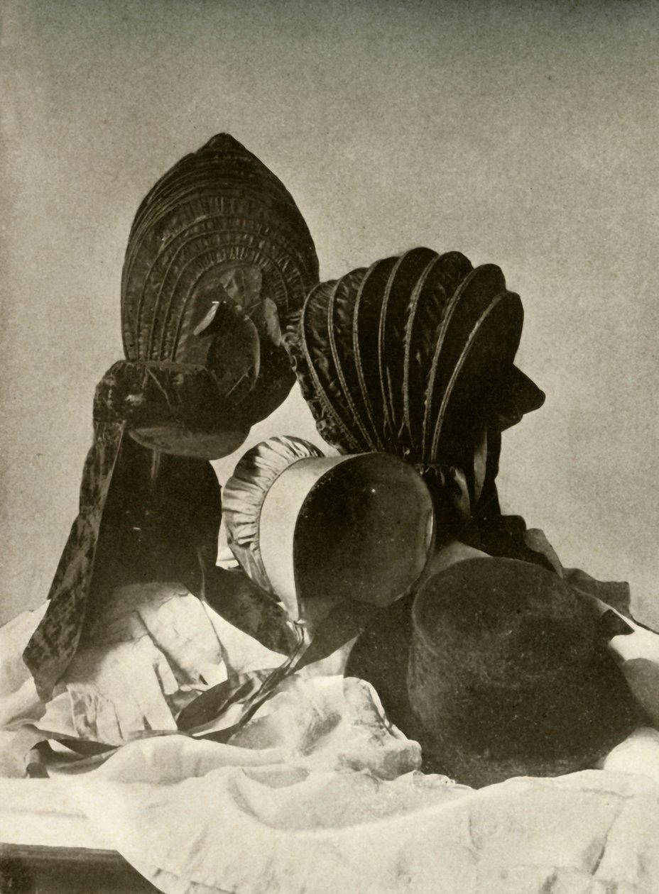 To silkekapper, ridehette, Quaker-panser, lue, hansker og skjørt, 1700-tallet, 1937. av Unbekannt