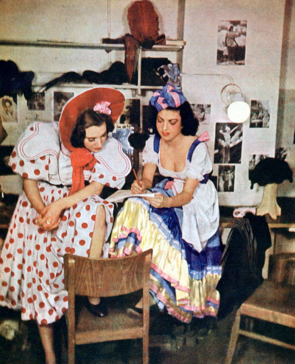 To kvinner fra den lette operaen Like One Time in May, av Walter Kollo, Berlin, 1943 av Unbekannt