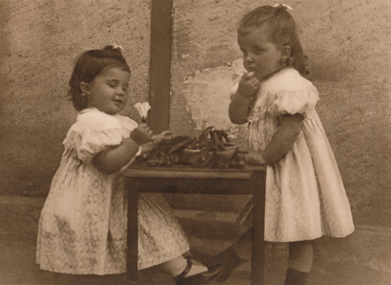 To unge jenter ved et bord, 1937. av Unbekannt