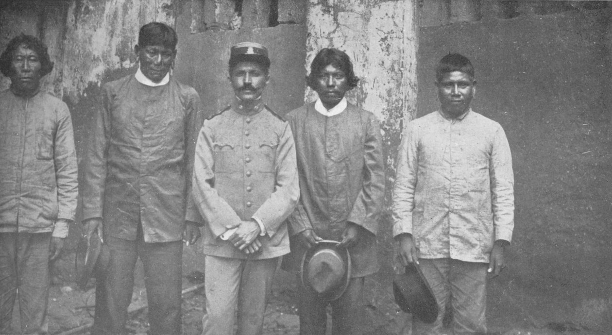 Tymbiras-indianere fra delstaten Maranhao. Lt. Pedro Dantas og hans tolker, 1914 av Unbekannt