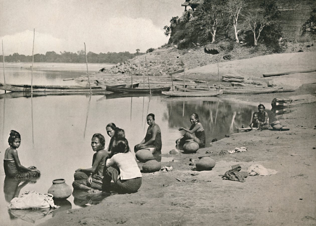 Typisk elvesidescene på den store Irrawaddy - Kvinner som bader og trekker vann, 1900. av Unbekannt