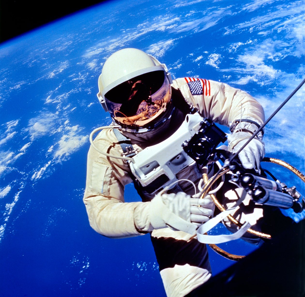 Den amerikanske astronauten Edward H. White II utfører eksterne oppgaver av Unbekannt