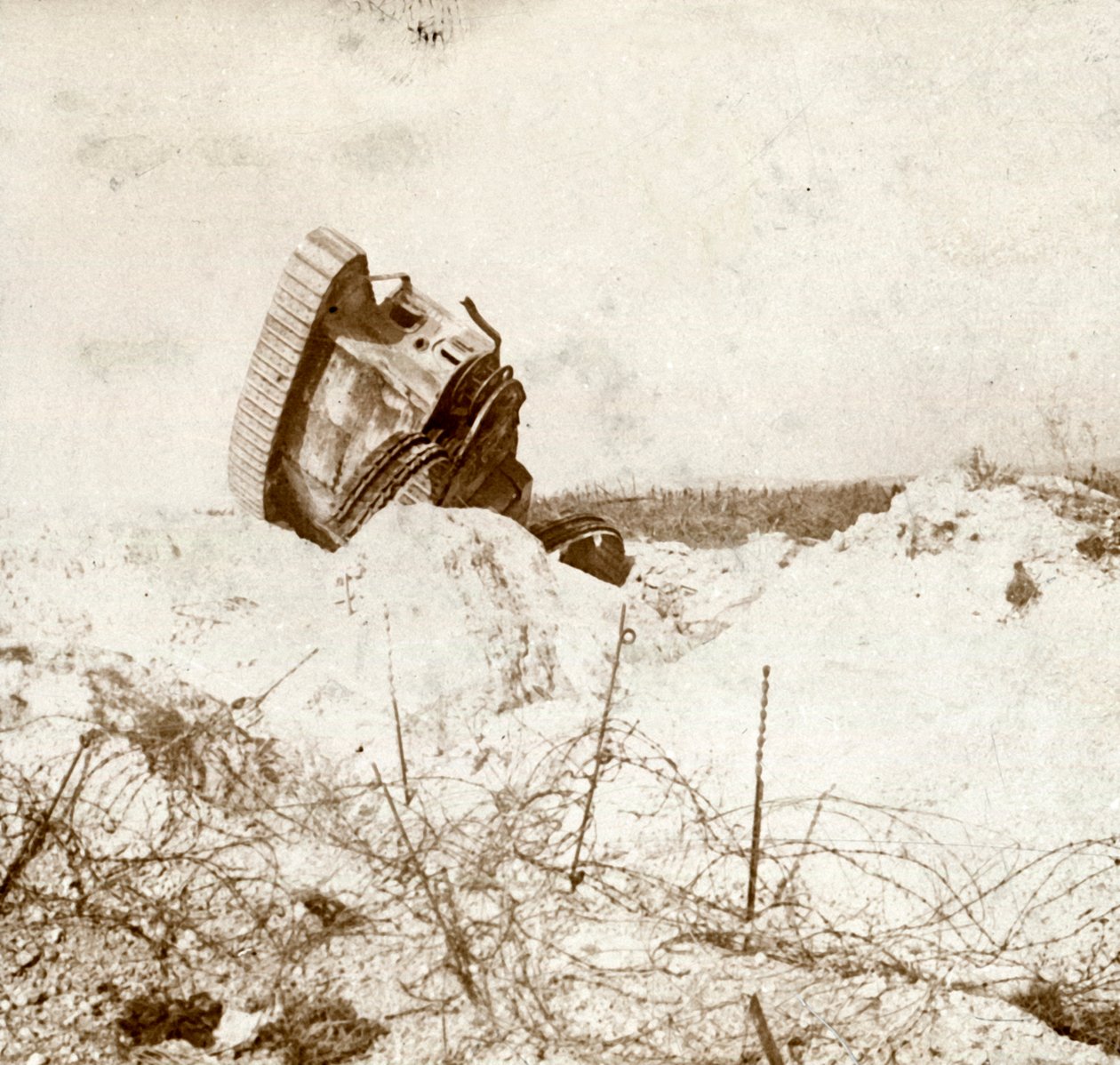 Underside av skadet tank, c1914-c1918 av Unbekannt