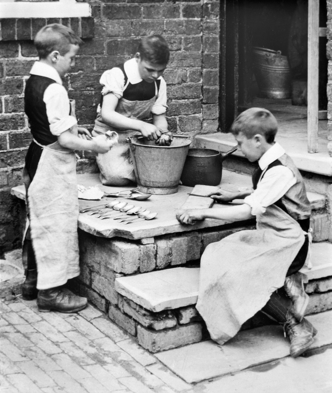 Storbritannia: Gutter som skreller poteter og sliper kniver på Workhouse Orphanage - Pontefract - c1905 av Unbekannt