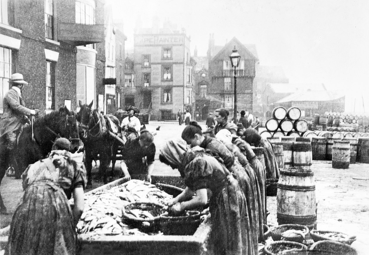 Storbritannia: Skotske sildrenner på jobb i Scarborough. Scarborough, ca 1890 av Unbekannt