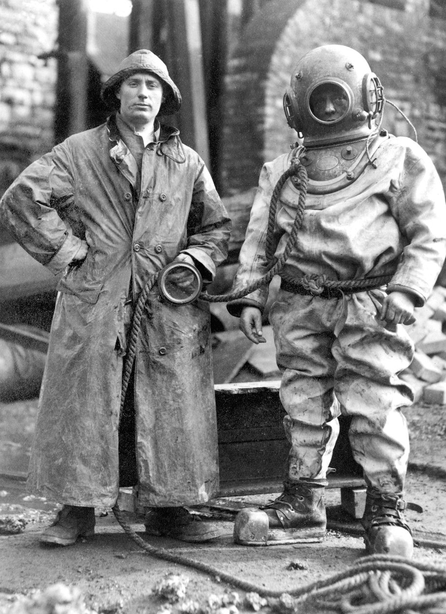 Storbritannia: Dykkeren som startet vannpumpen på nytt ved Newbury Colliery Pit Bottom. Coleford av Unbekannt
