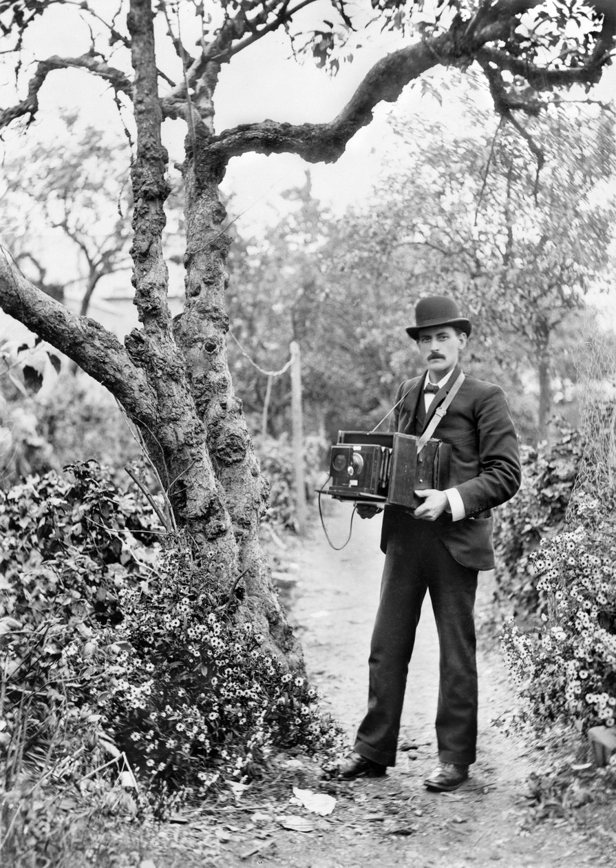 Storbritannia: Fotografen JT Newman med tallerkenkameraet sitt. c1890 av Unbekannt