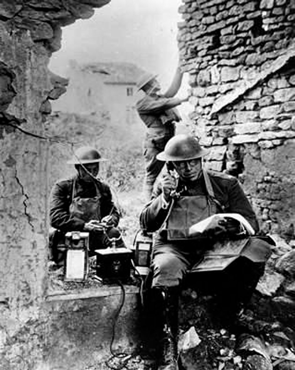 United States Army Signal Corps bruker fanget tysk telefonutstyr, 1. verdenskrig av Unbekannt