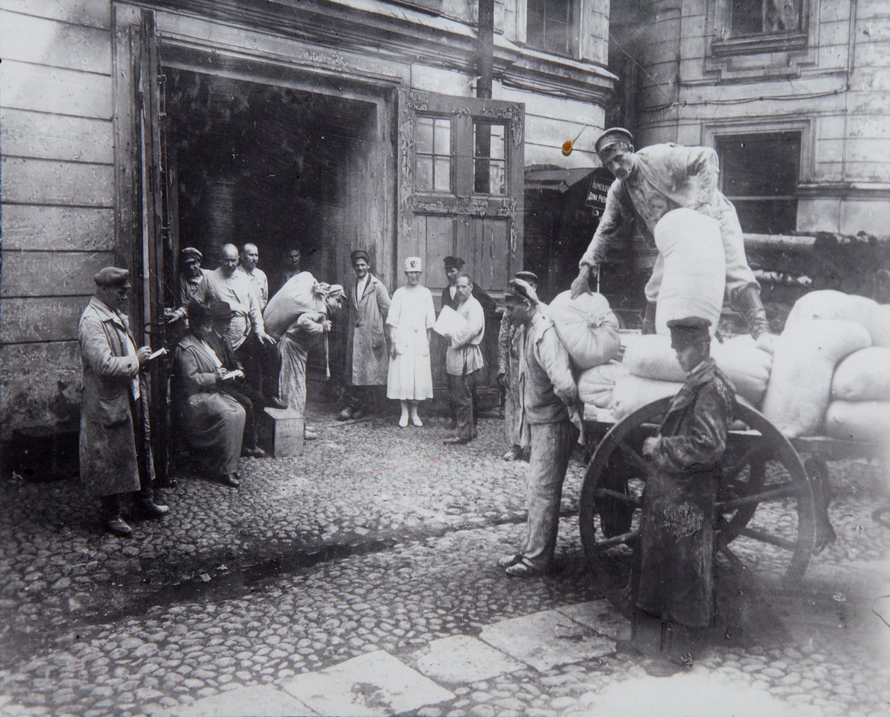 Lossing av mat, House of Scientists, Petrograd, Russland, c1920-c1924 av Unbekannt