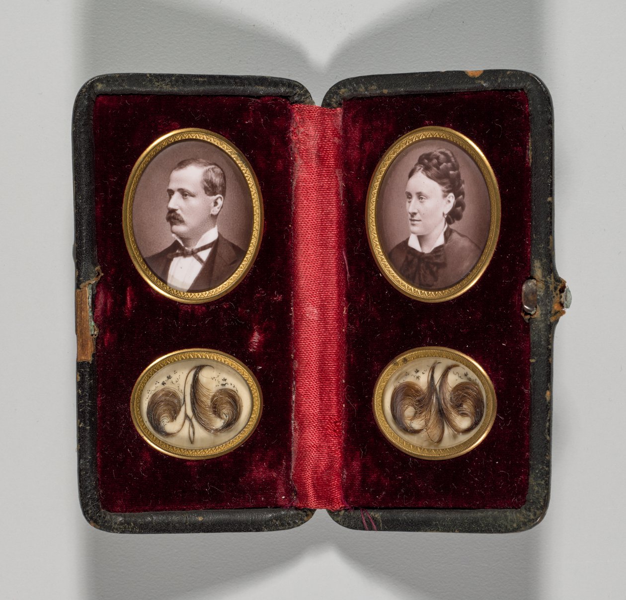 Uten tittel etui med portretter av mann og kvinne og hårpynt, ca. 1870-årene. av Unbekannt