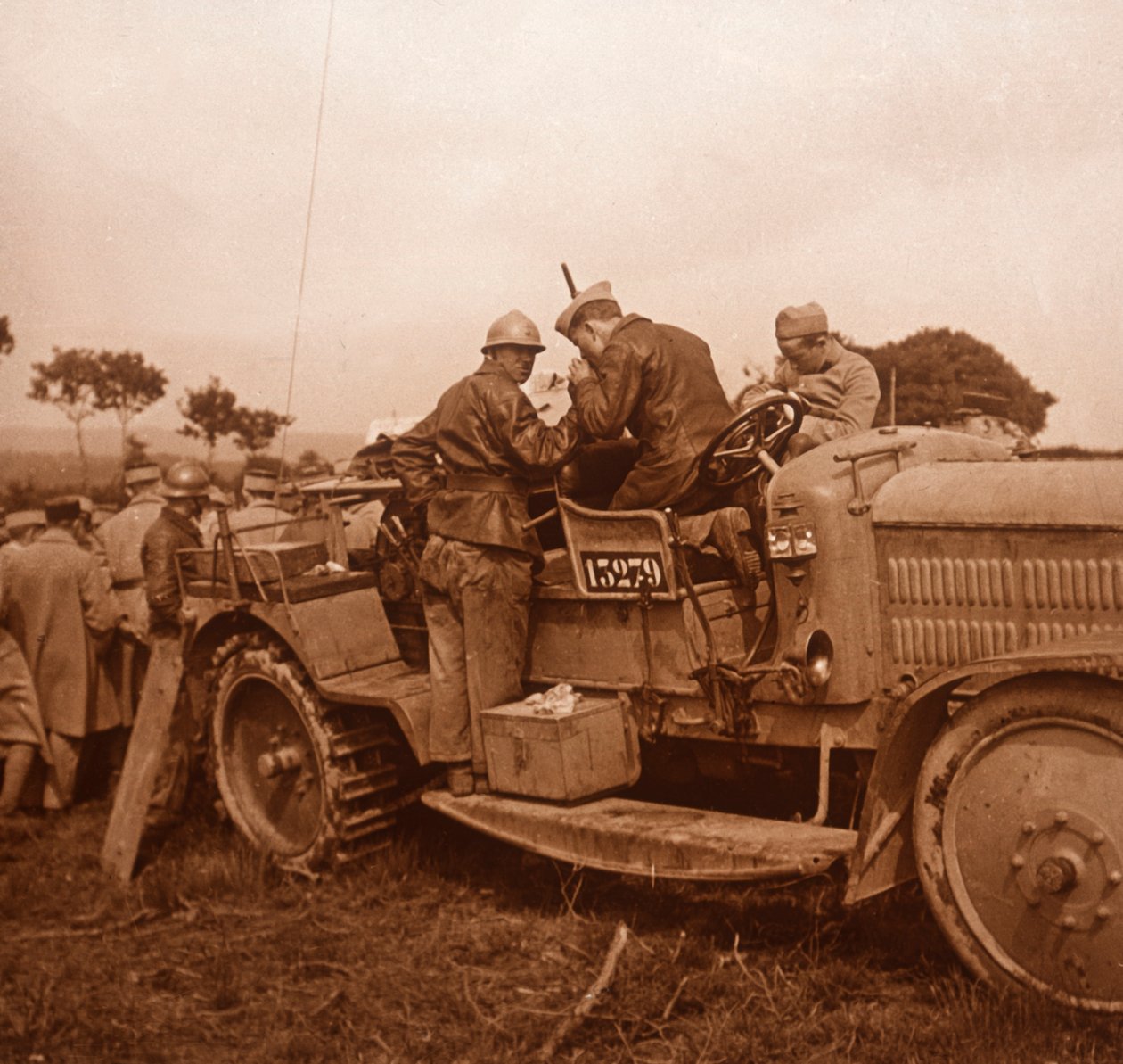 Bruk av vinsjen for sperreballong, Somme, Nord-Frankrike, c1914-c1918. av Unbekannt