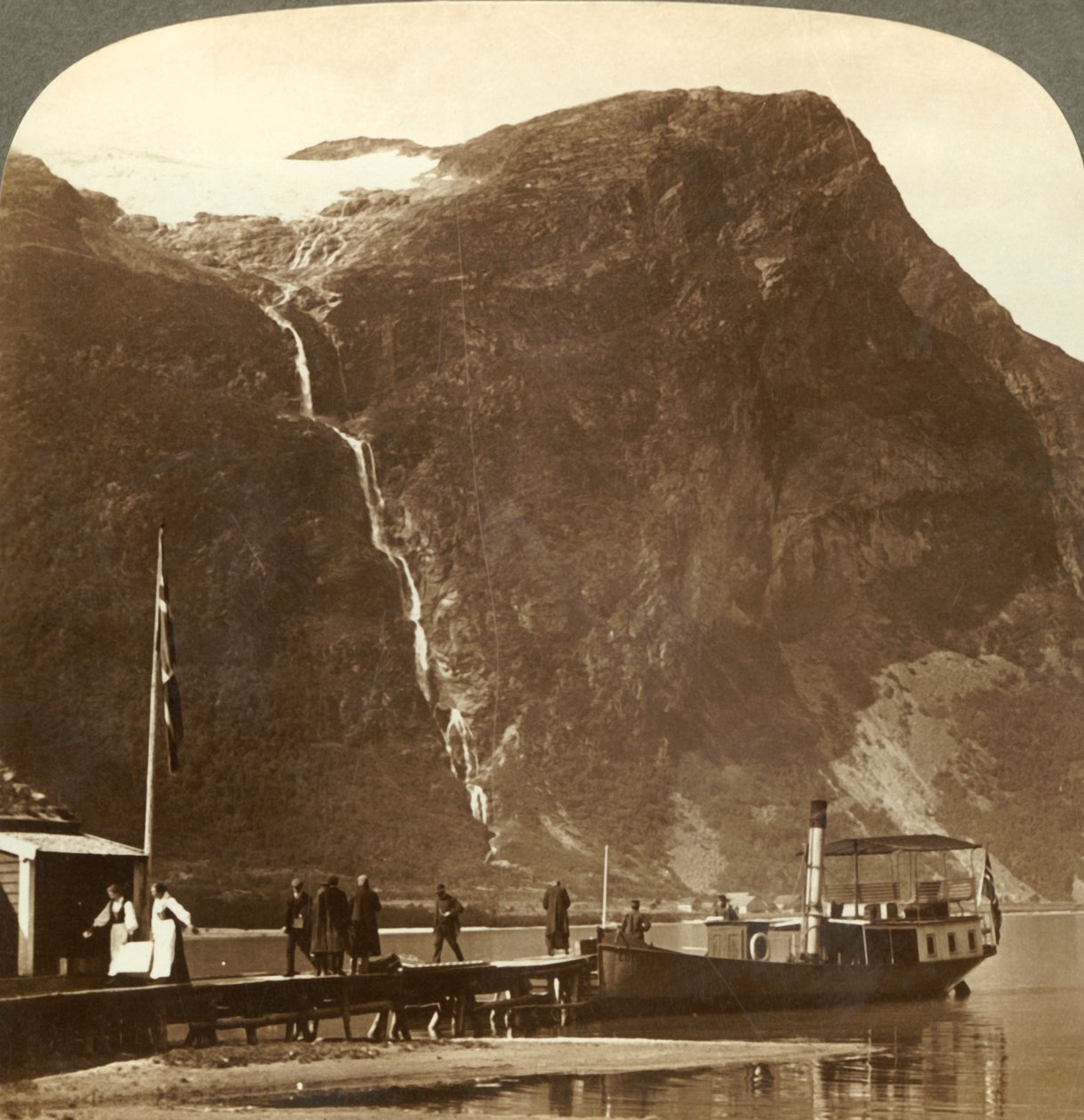 Utigards Falls from Ravnefjeld isbre at Lake Loen - from Naesdal, Norway, c1905. av Unbekannt