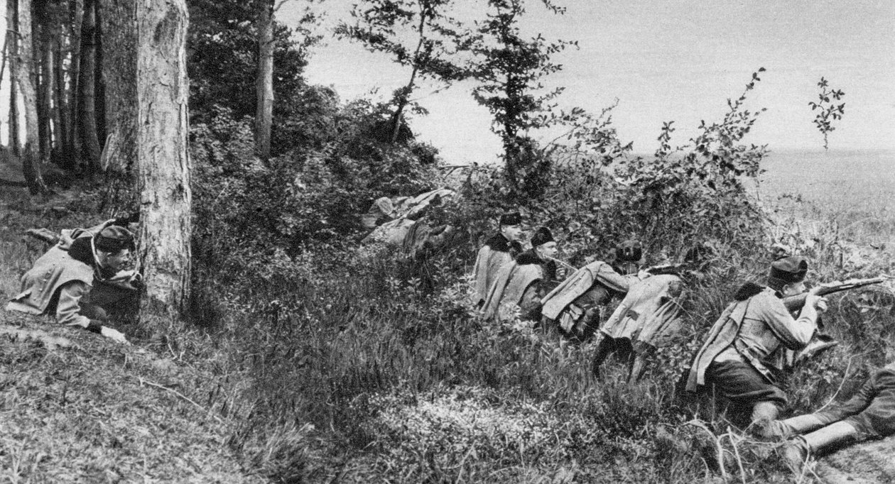 Fortropp av østerriksk-ungarske uhlanere okkuperer en lysning i en skog, første verdenskrig, 1917 av Unbekannt