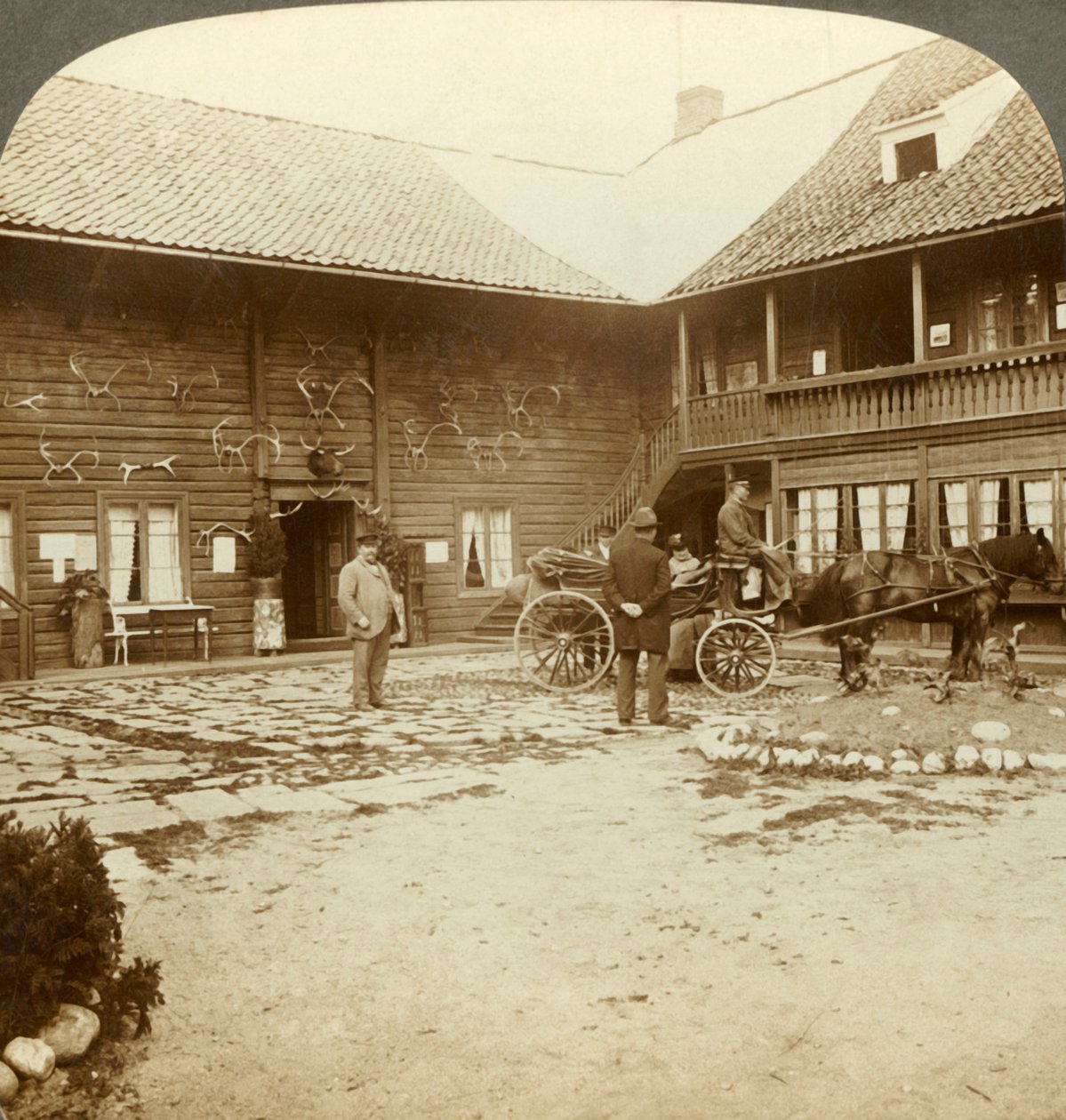 Victoria Hotel, utsmykket med reinsdyrgevir, på Kongsberg, i det ulendte Norge, c1905. av Unbekannt