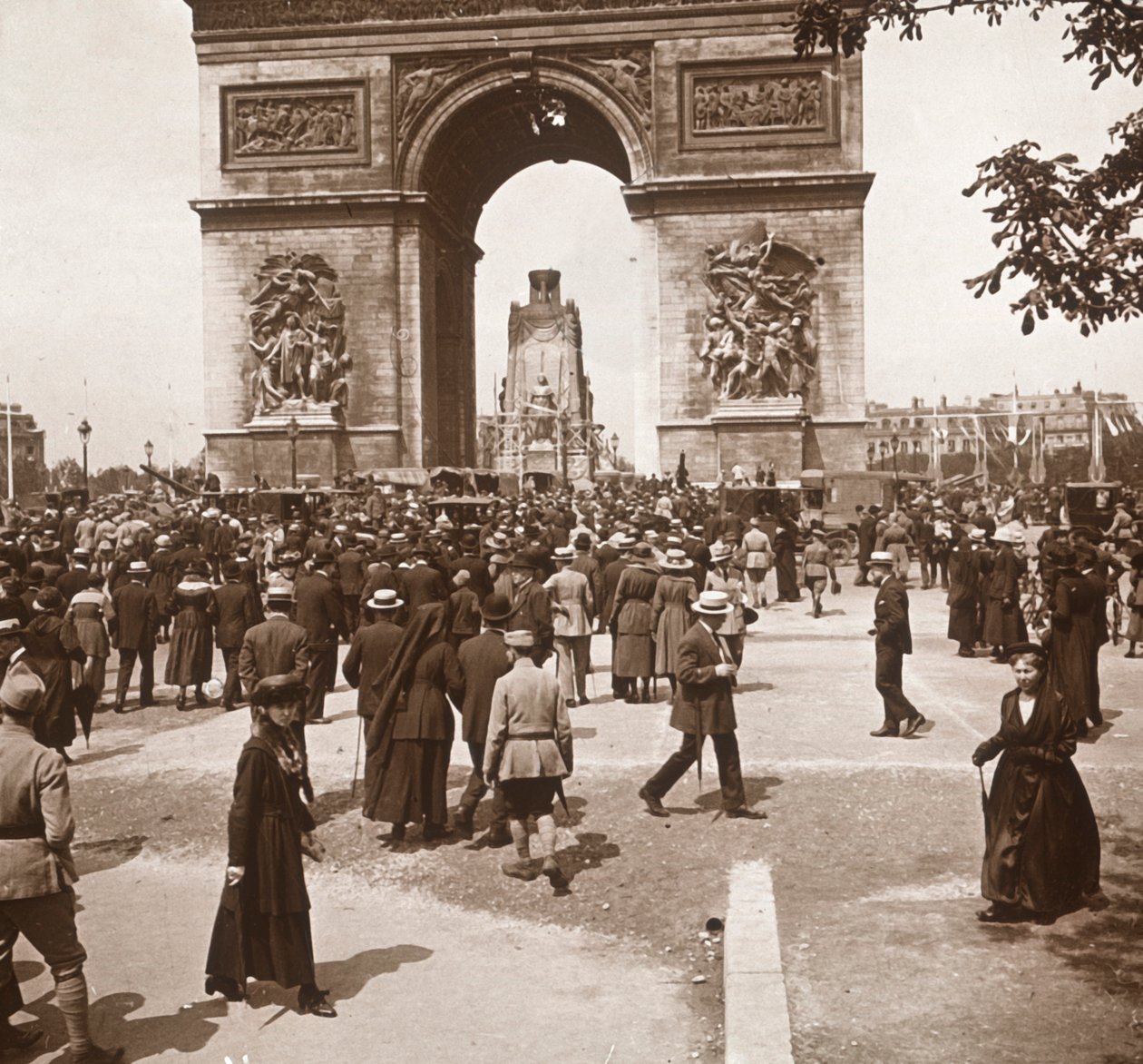 Seiersfeiring, sivile ved Triumfbuen, Paris, Frankrike, juli 1919. av Unbekannt
