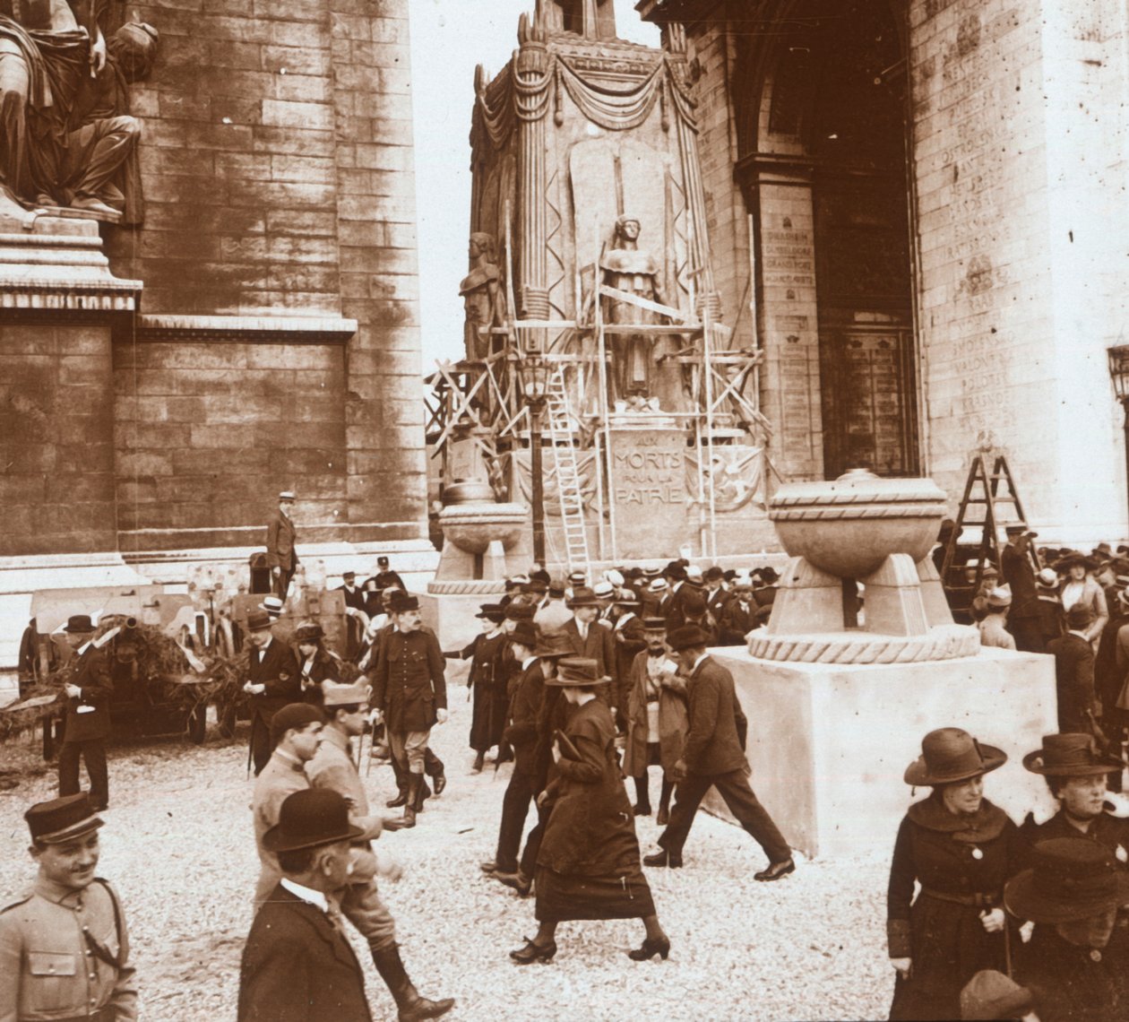 Seiersfeiring, sivile ved Triumfbuen, Paris, Frankrike, juli 1919 av Unbekannt