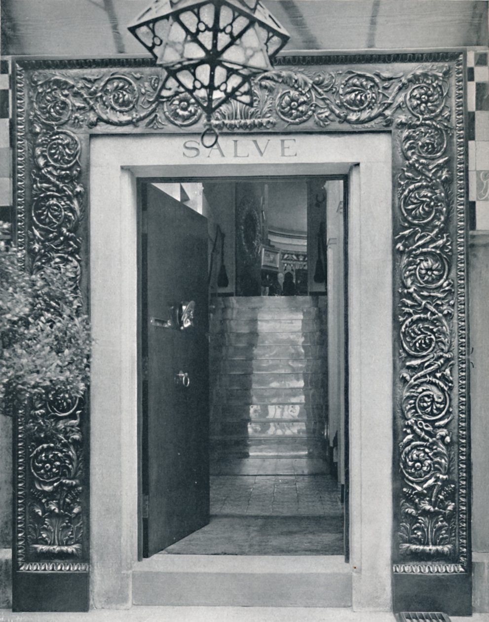 Utsikt inn i Sir L. Alma-Tademas Studio gjennom inngangsdøren, sent på 1800-tallet. av Unbekannt