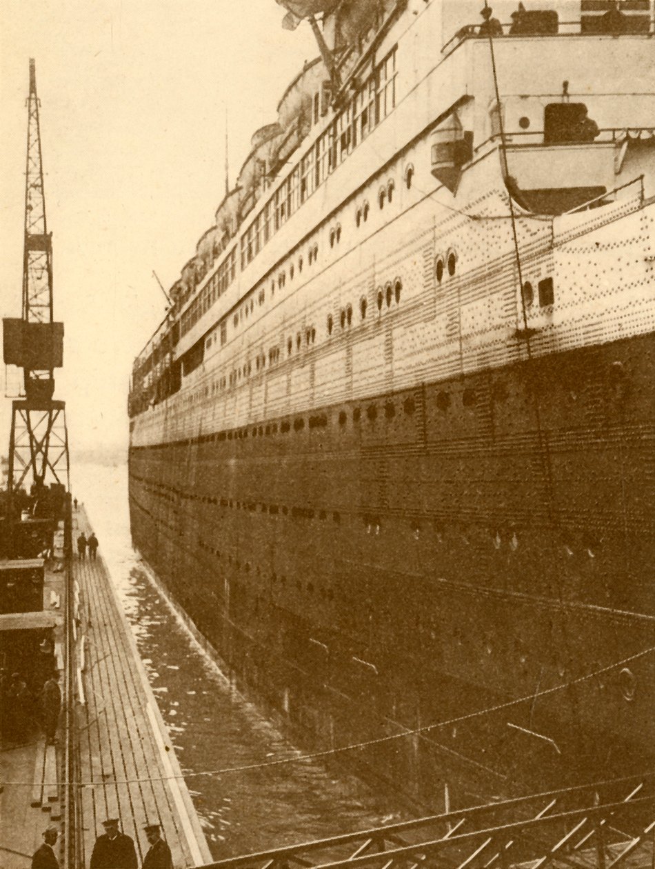Utsikt over styrbord side av den majestetiske da hun kom inn i den flytende tørrdokken, c1930. av Unbekannt
