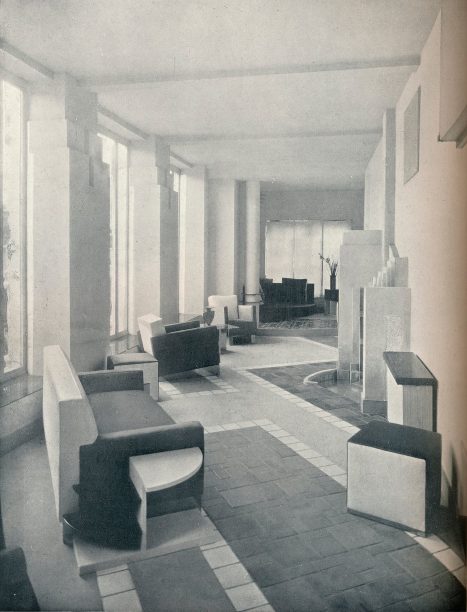 Utsikt over solrommet i dagslys, som viser de tre vinduene og søylene, 1930 av Unbekannt