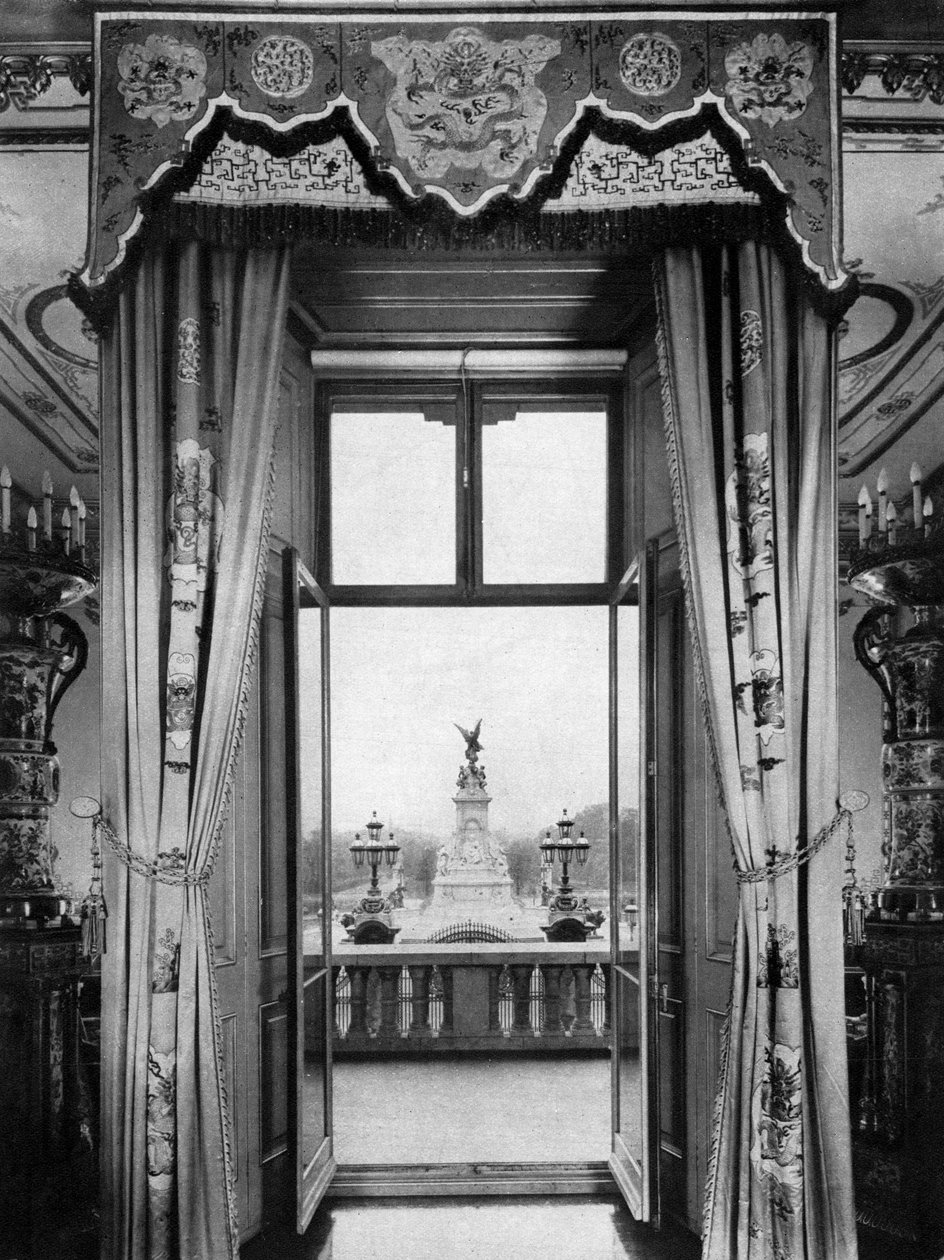 Utsikt over Victoria-monumentet fra innsiden av Buckingham Palace, London, 1935 av Unbekannt