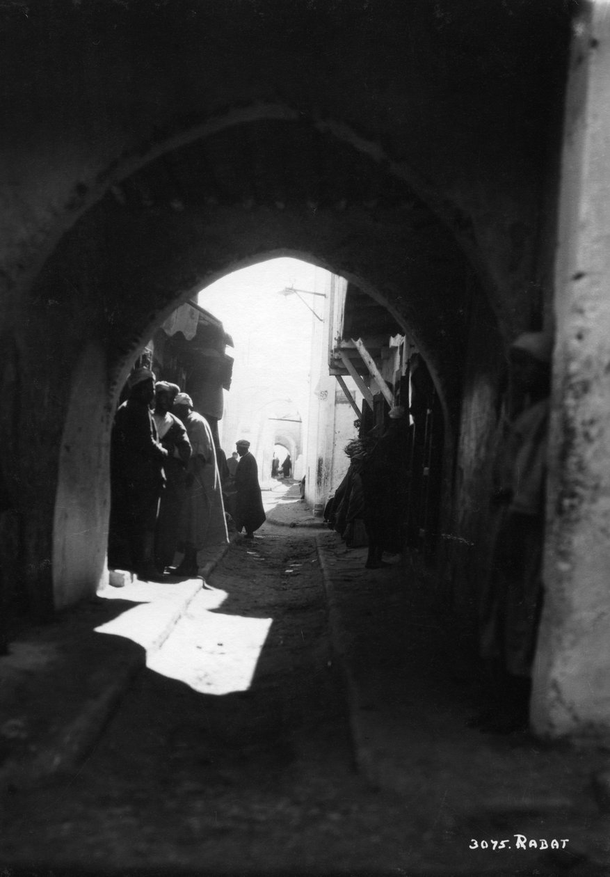 Utsikt gjennom en buegang, Rabat, Marokko, c1920-c1930s av Unbekannt
