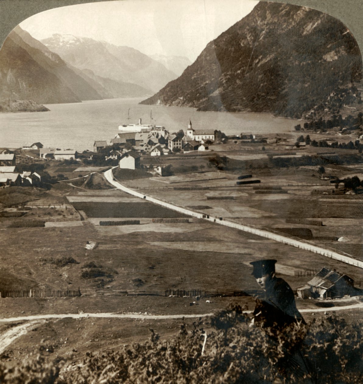Landsbytak og solrike jorder i Odde, N. opp den smale fjellveggede Sorfjorden, Norge, 1905. av Unbekannt
