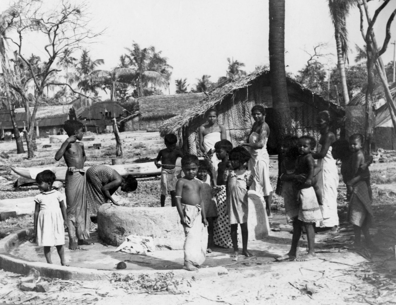 Landsbyscene, Trincomalee, Ceylon, 1945 av Unbekannt