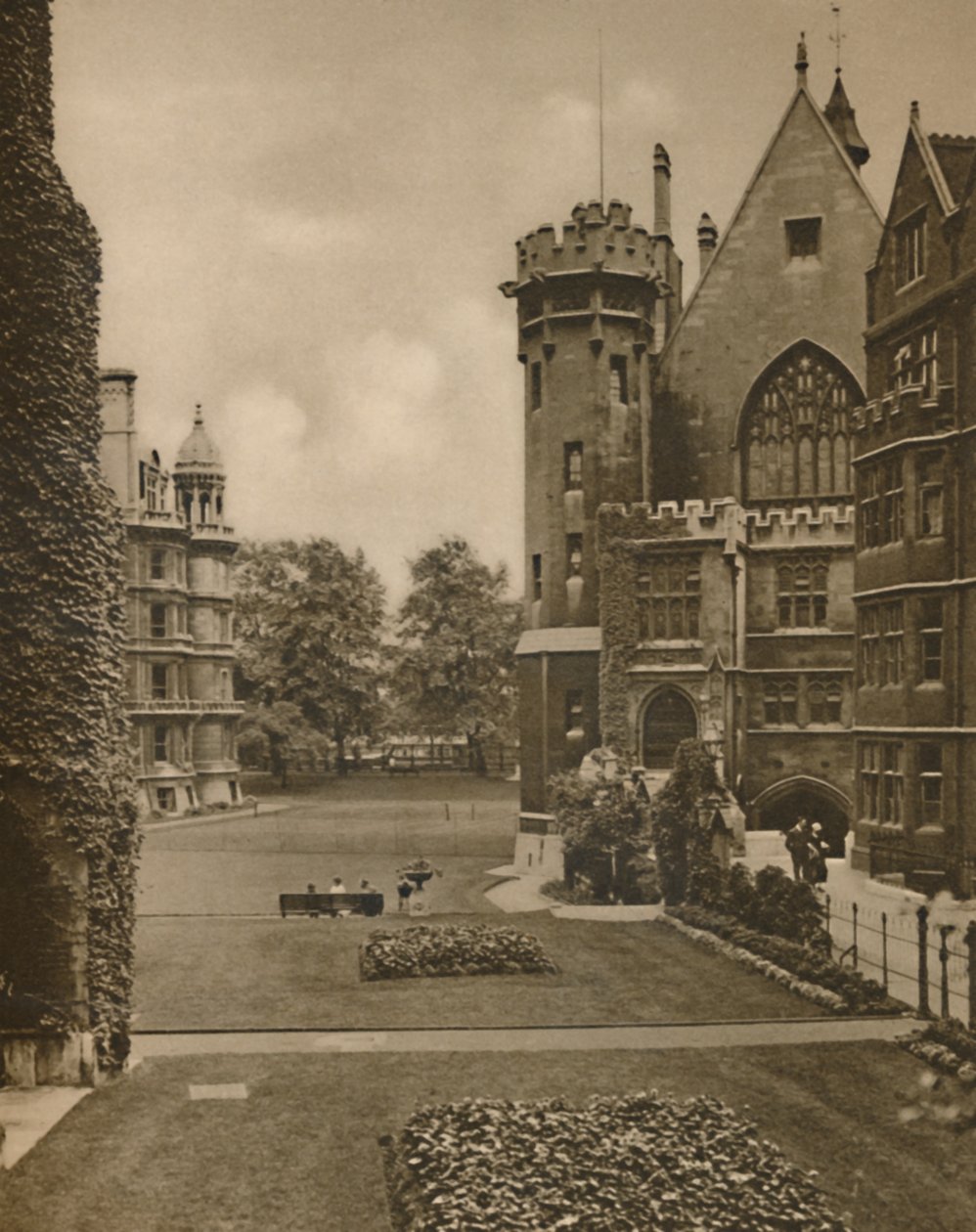 Utsikt over Middle Temple Gardens fra Fountain Court, c1935. av Unbekannt